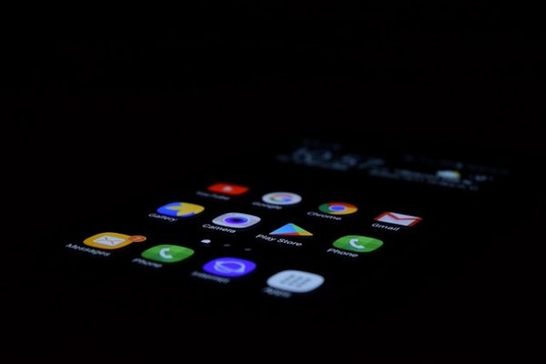 Comment optimiser les performances des applications mobiles en utilisant les techniques de lazy loading?